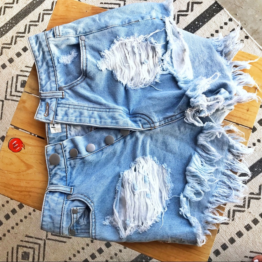 Distressed cut off jean shorts - Impressions